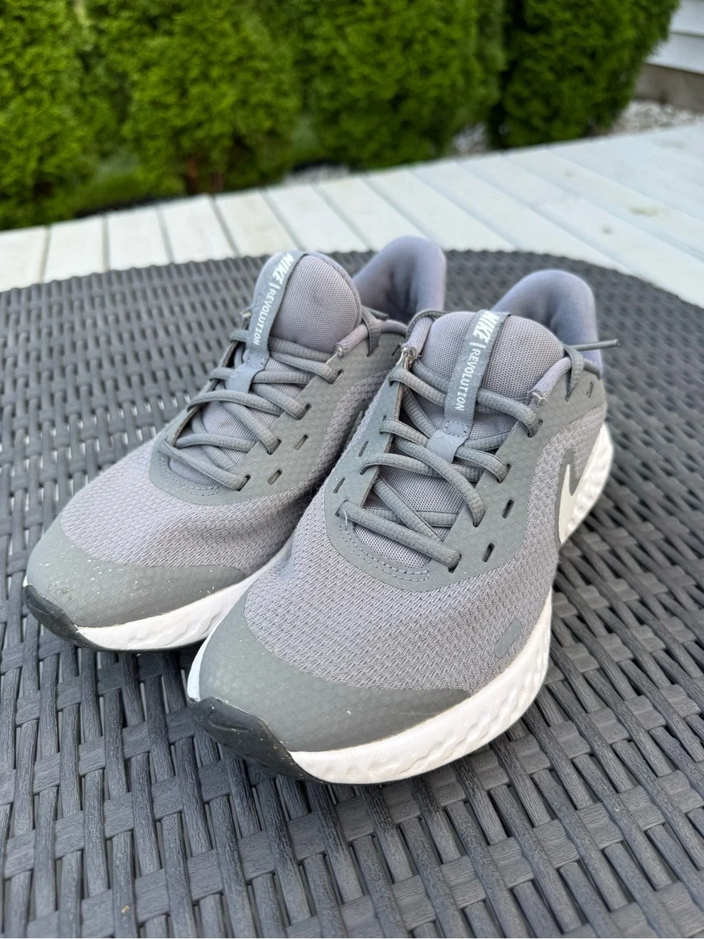NIKE REVOLUTION 5 BQ5671-004 Grey 7,5 (6Y)